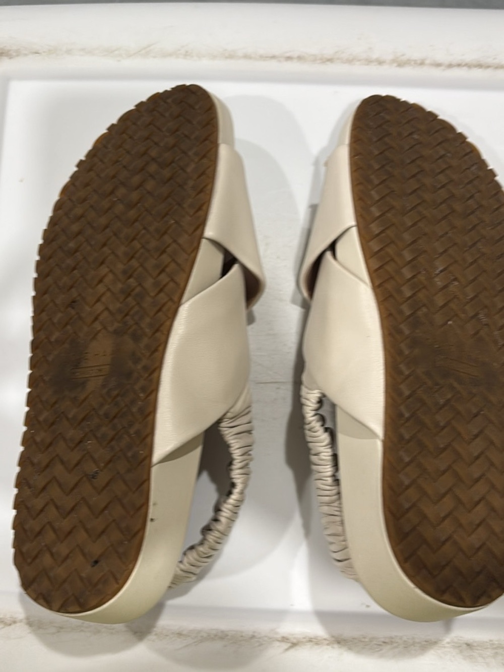 Cole Haan Women's Cream Cross-Over Elastic Back Sandals size 5B - Picture 3 of 7